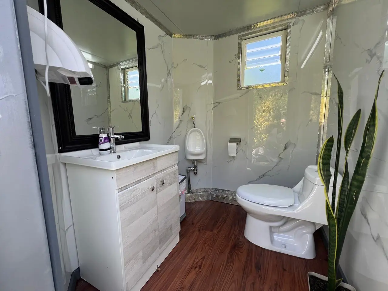 Baño móvil premium - Vista interior