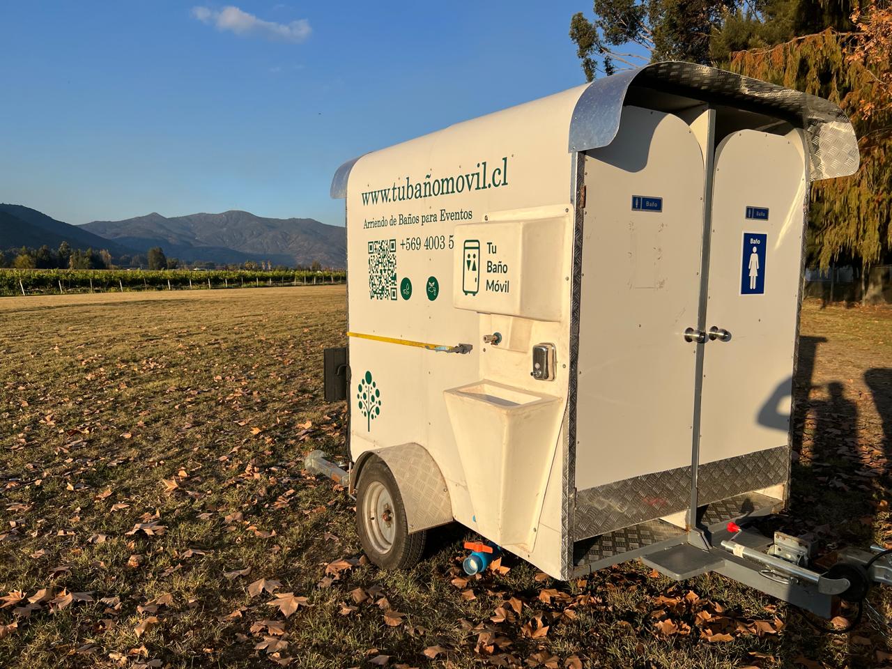 Baño Cuádruple VIP instalado en un evento al aire libre